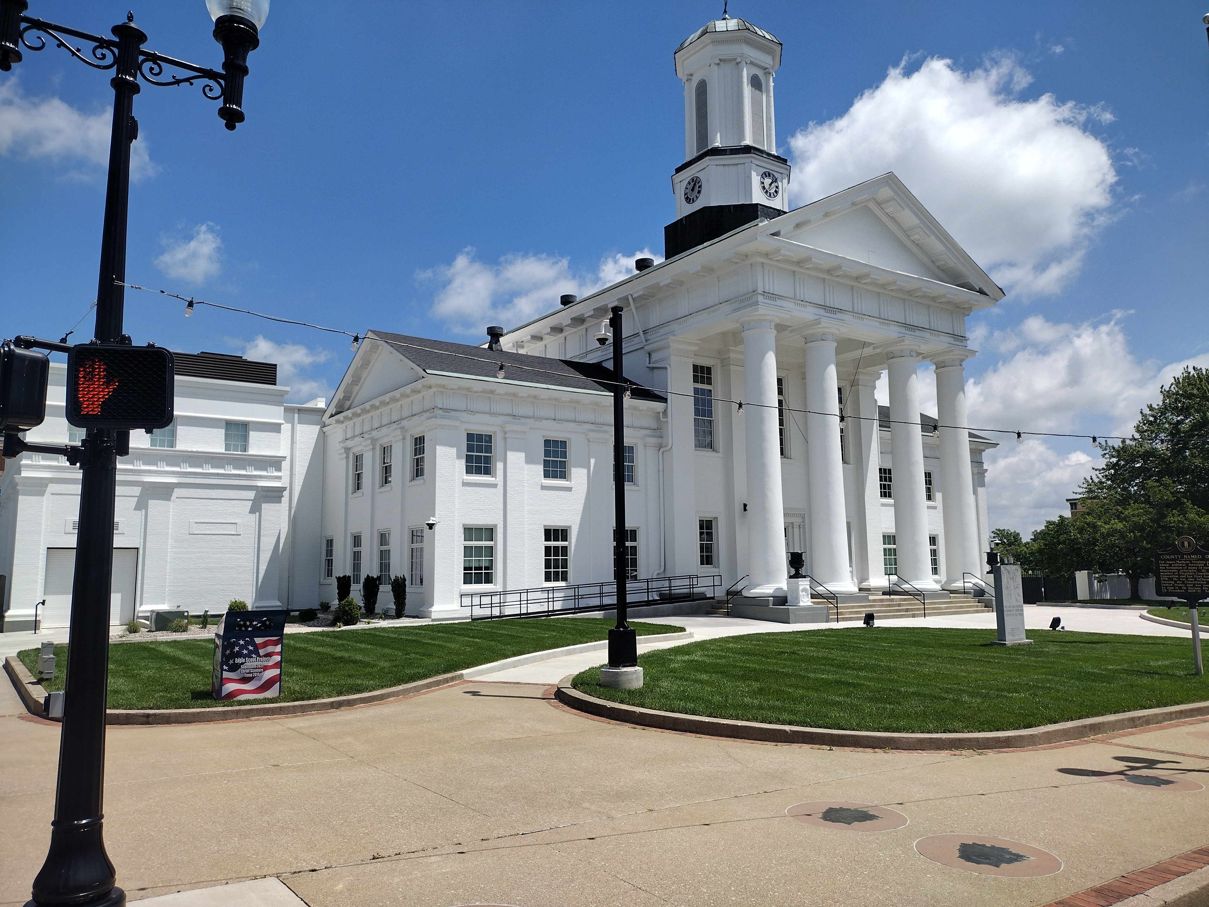 A white building with white columns in the front. 