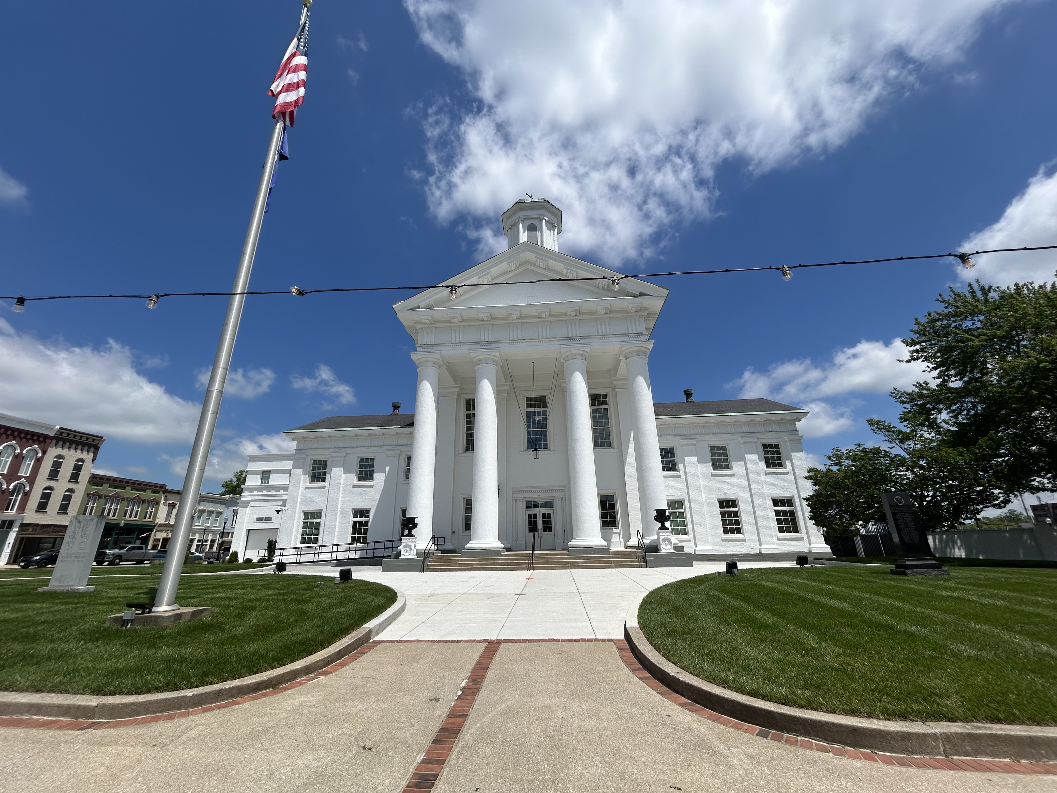A white building with white columns in the front. 